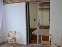 Виробляємо алюмінієві двері розсувні для квартири